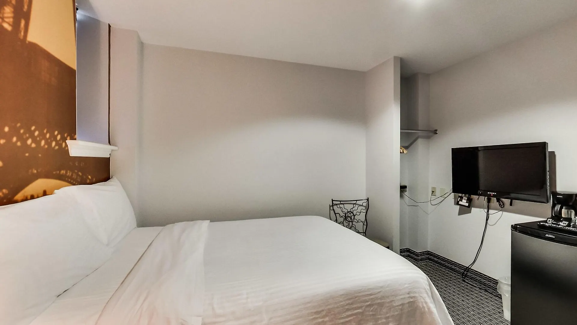 Isabella Hotel & Suites Toronto 2*,